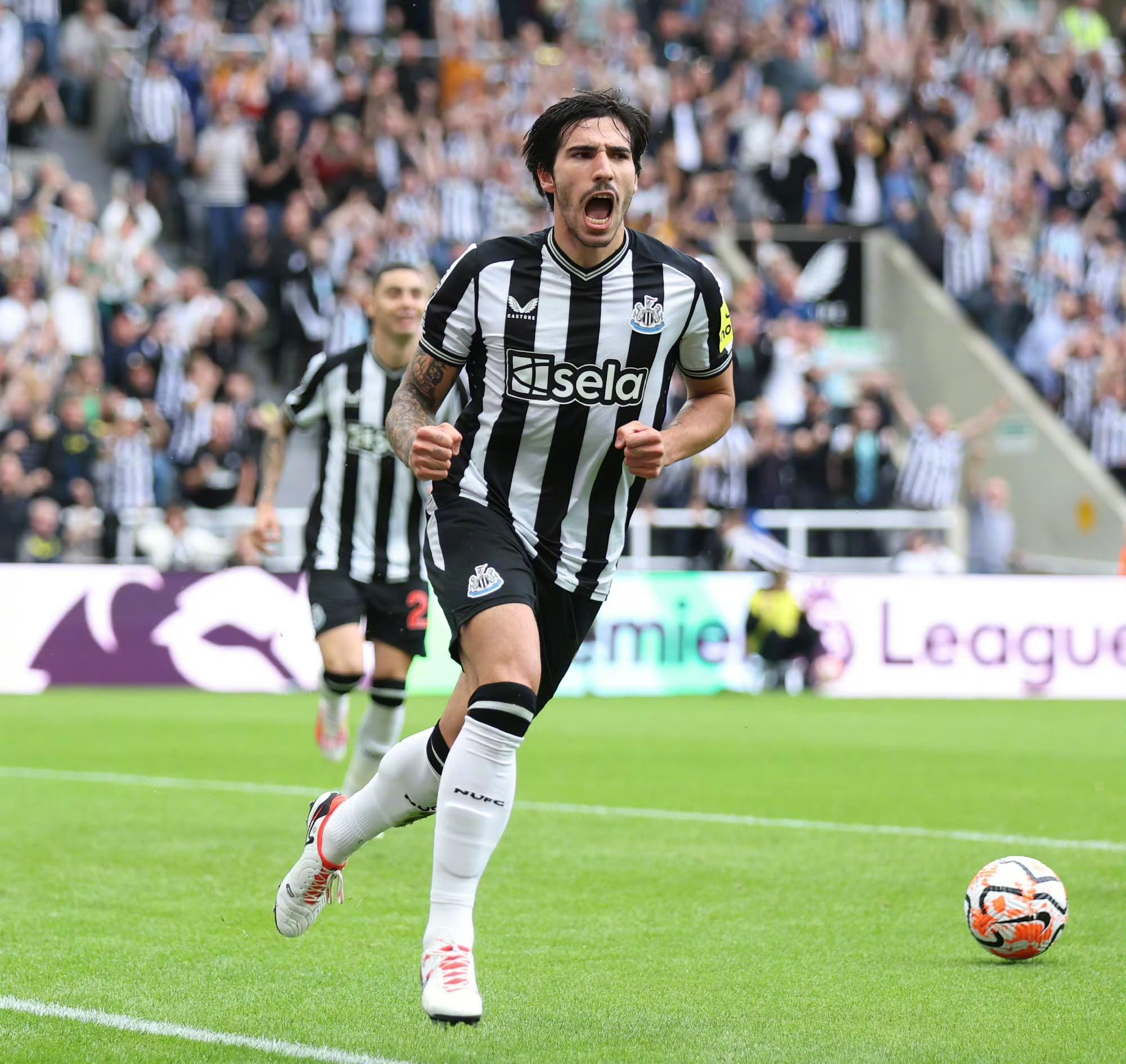 关于AC米兰新帅抵达舍翁，振奋精神备战未来几场战的信息