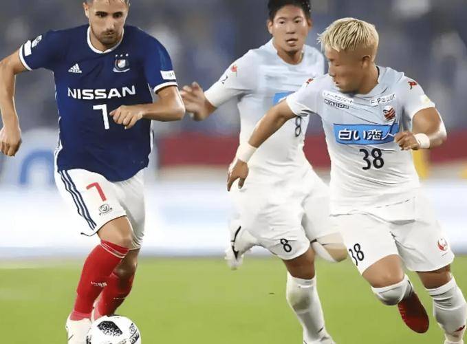 广岛三箭球员红牌罚下,球队雪上加霜 广岛三箭球员红牌罚下,球队雪上加霜