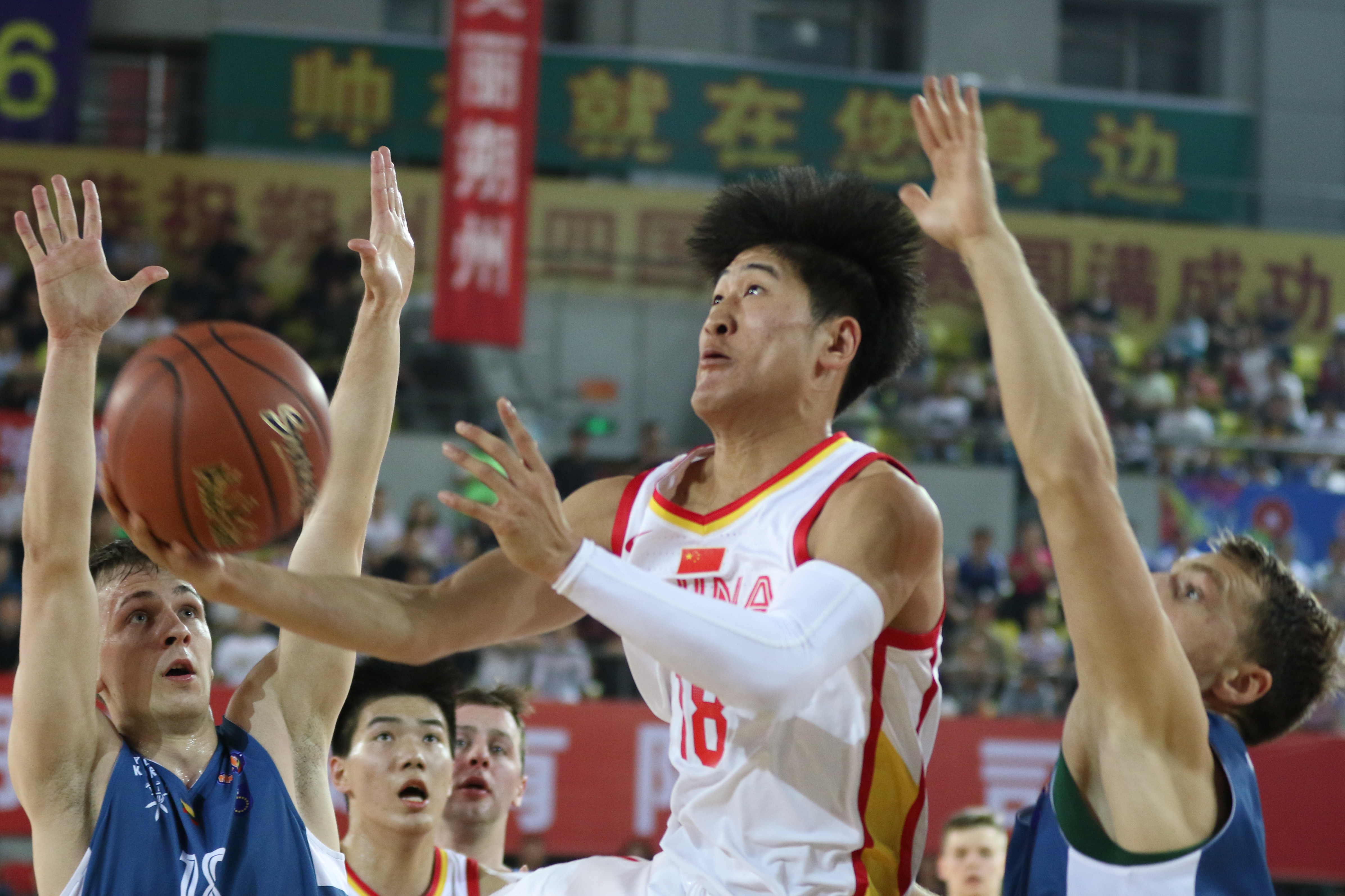 斯洛文尼亚男篮闪耀赛场，立陶宛队遇困的简单介绍