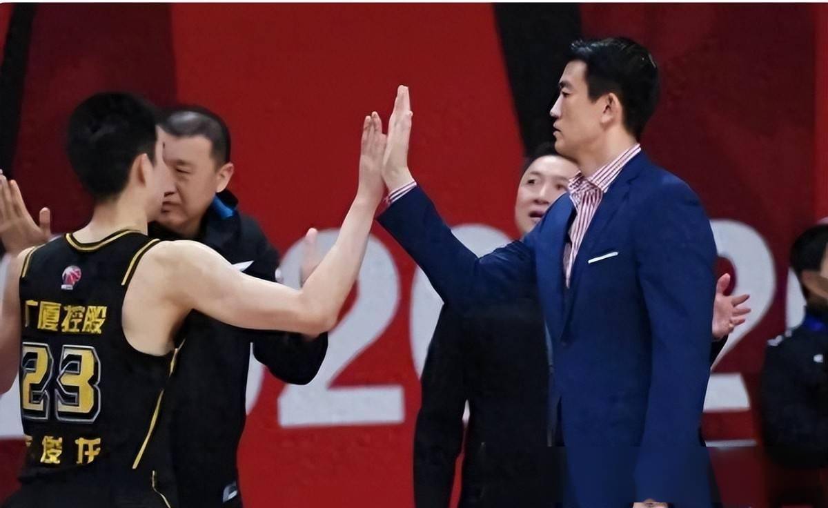 包含教练团队调整战术，冲击新赛季冠军头衔的词条