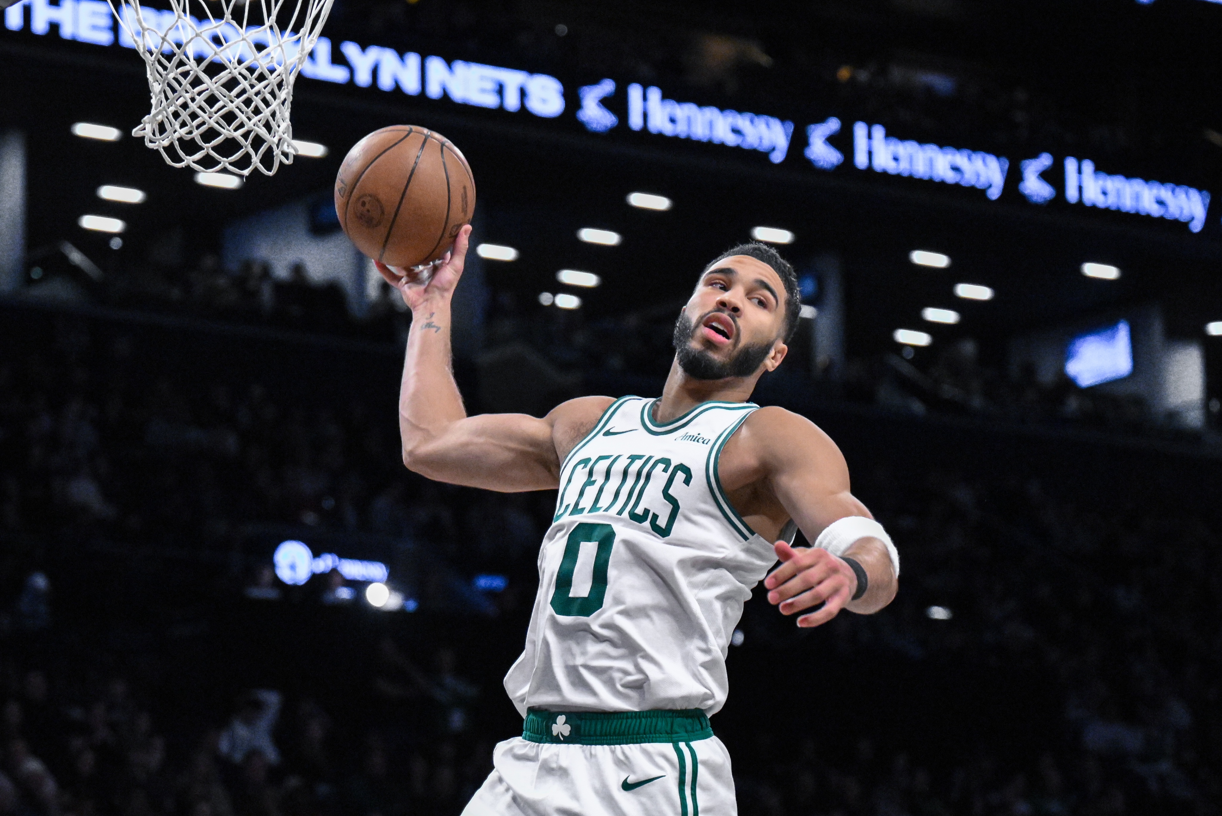 塔图姆在阿森纳比赛中夺冠，刷新纪录引发热议！